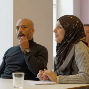 En man och en kvinna sitter vid en bänk och får undervisning.