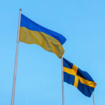 En ukrainsk och en svensk flagga.