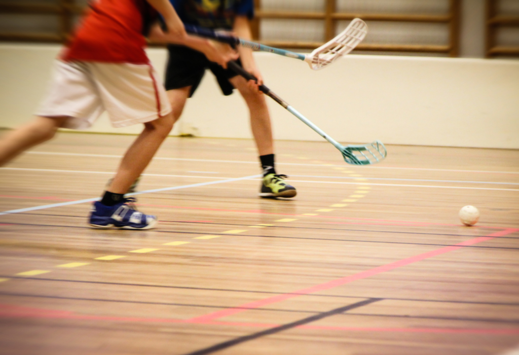 Pojkar spelar innebandy