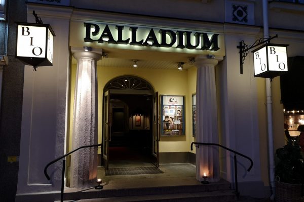 Entrén till biografen Palladium i Växjö.