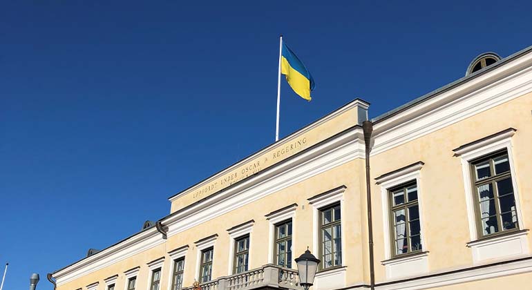 Bild på residenset och Ukrainas flagga