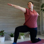 Kvinna i yogaställning.