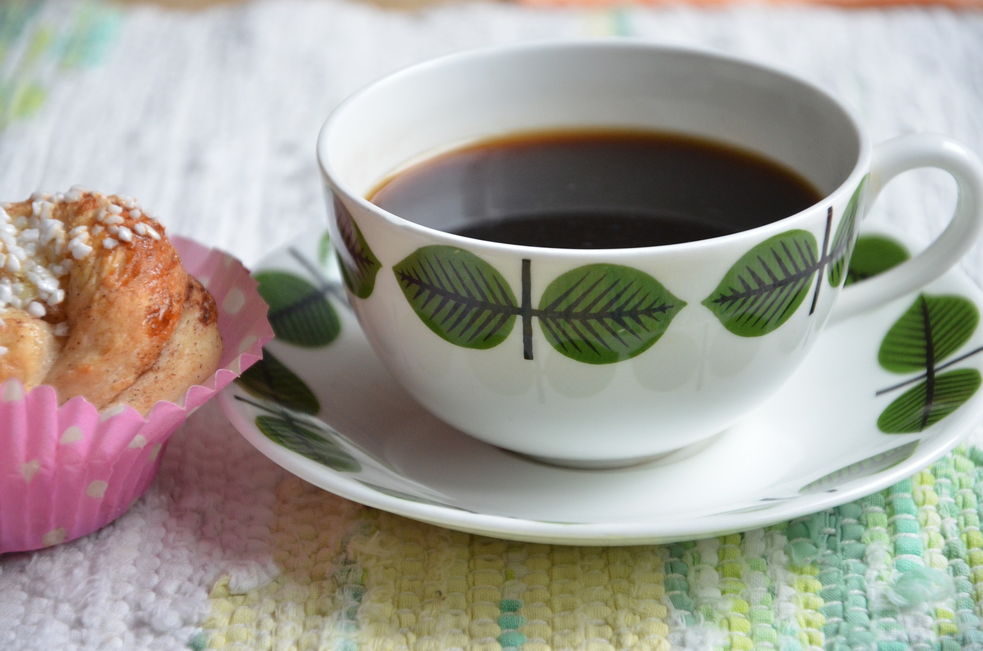 Kaffekopp och bulle.