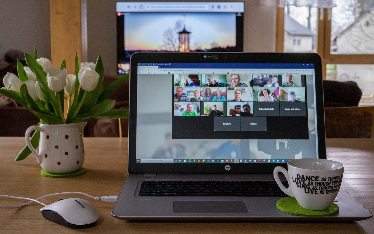 Digitalt möte, en kaffekopp står bredvid datorn.