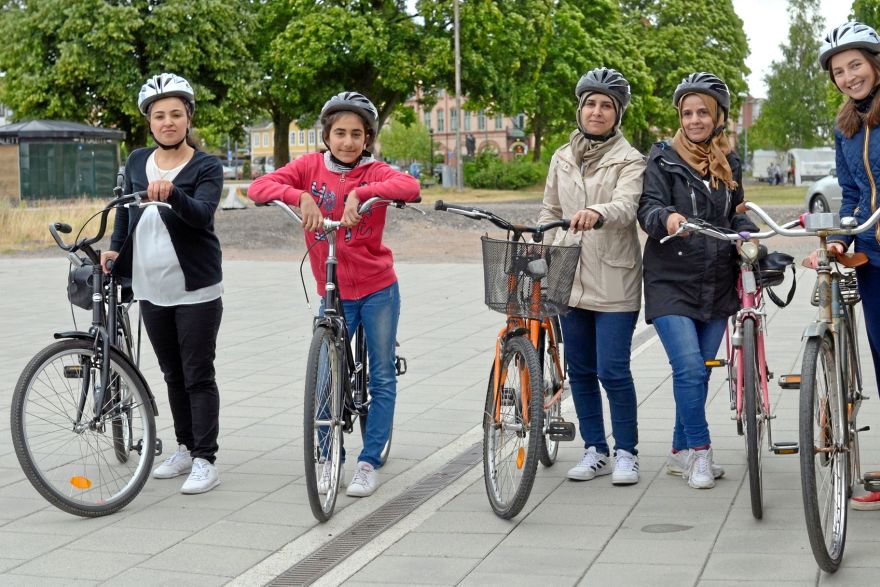 Fem personer står på gata med varsin cykel.