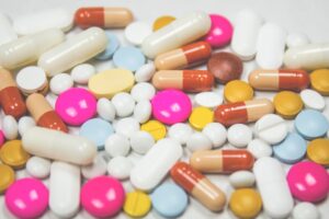 En bild på piller, medicin i olika färger