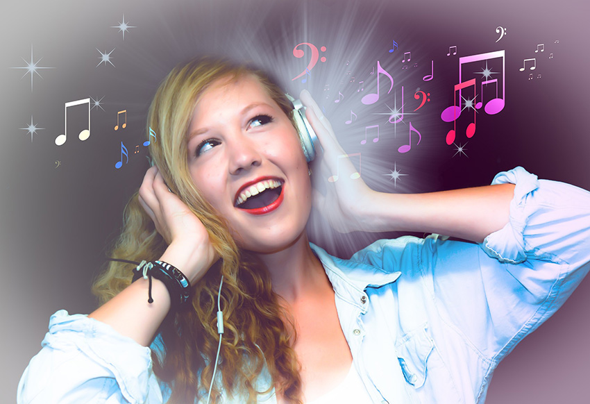 Ung kvinna lyssnar på musik och sjunger karaoke.
